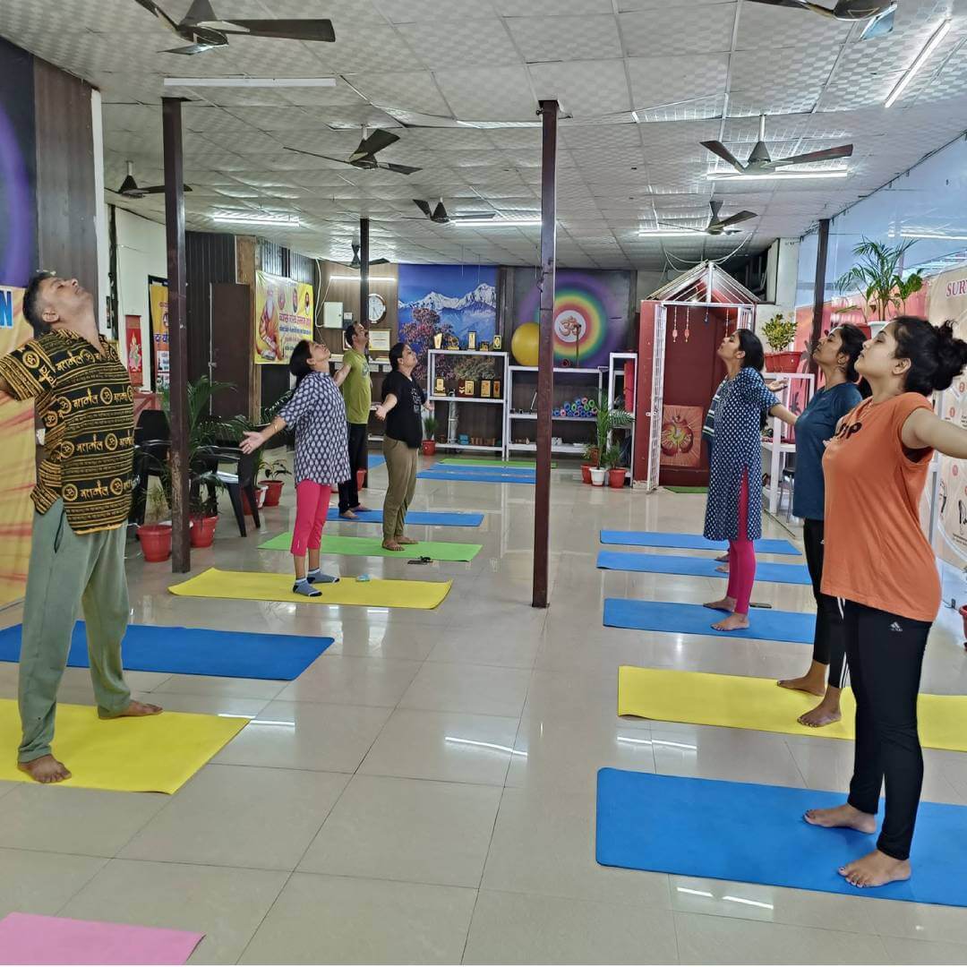 Acharya Dr. Bipin Joshi guiding a class at Doon Yog Peeth